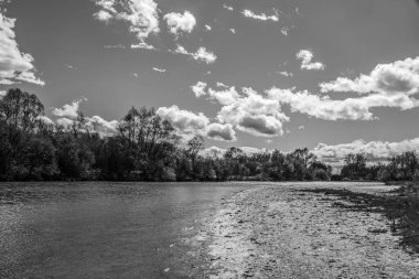 Siyah beyaz fotoğraflı bir nehir.