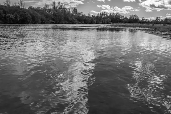 Nehir siyah beyaz akıyor.