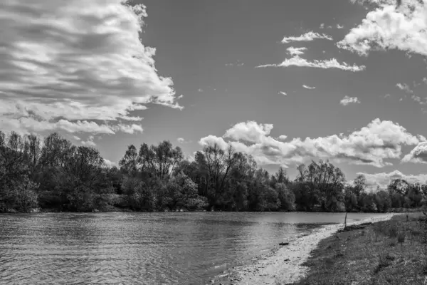 Nehirli siyah beyaz manzara