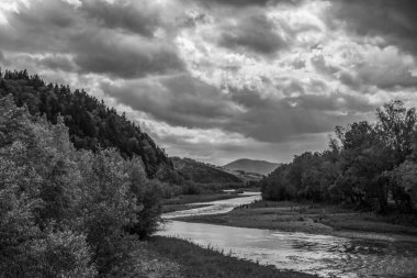 Nehrin üzerinde siyah beyaz bulutlar