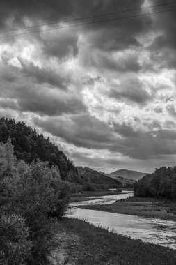Nehir ve bulutlarla dolu güzel bir manzara