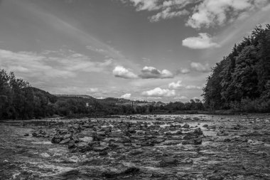 Dağlarda güzel bir şelale