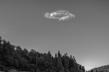 Dağları ve bulutları olan güzel bir manzara