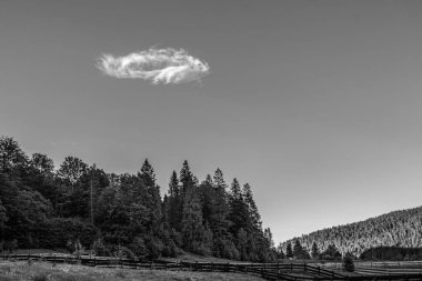 Gölün üzerinde siyah beyaz bulutlar