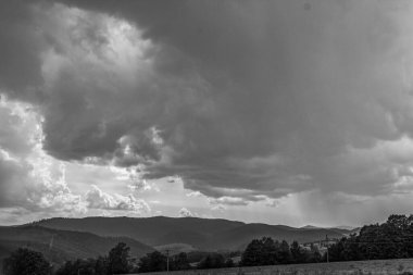 Dağlarda fırtına bulutları