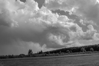 Gökyüzündeki fırtına bulutları, siyah ve beyaz