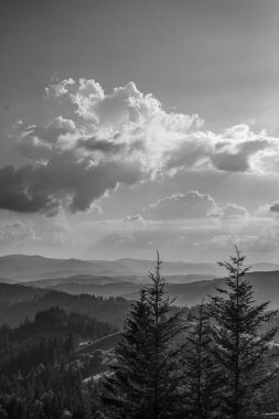 Sabahları dağların güzel manzarası