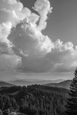 Dağlardaki bulutlar