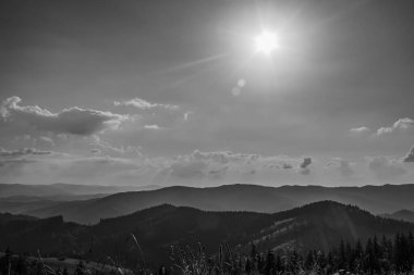 Güneş ışınları dağlarda.