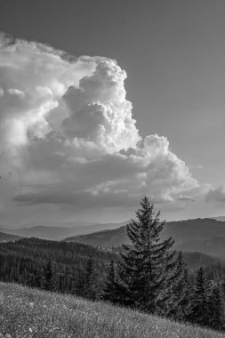 Karpatlar 'ın dağlarında siyah ve beyaz bulutlar.