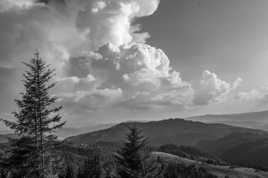 bulutlu ve dağlı güzel bir manzara.