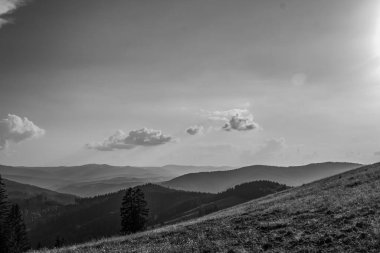 Siyahlar içinde güzel bir dağ manzarası