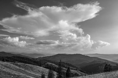 Dağları ve bulutları olan güzel bir manzara