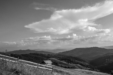 Dağlarda siyah beyaz bulutlar