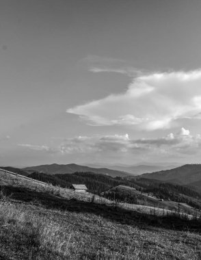 Dağlarda dağları olan güzel bir manzara.