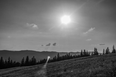 Dağları ve bulutları olan güzel bir manzara