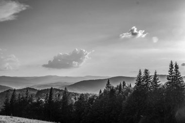 Bulutlu güzel dağ manzarası