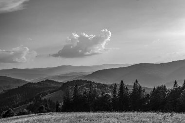 dağlarda güzel manzara.