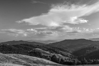 Dağdaki siyah beyaz bulutlar. Karpatlar, Ukrayna.
