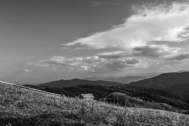 Güzel dağ manzarası, siyah beyaz fotoğraf