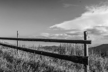 Dağlardaki ahşap çitler.