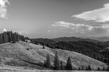 siyah - beyaz dağ manzarası. Karian Dağları. Köy.
