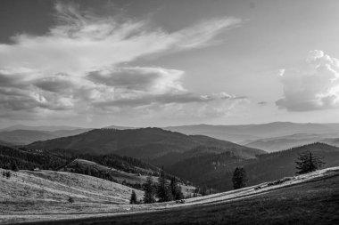 Dağ sırası olan güzel bir manzara.