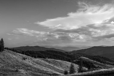 Karpat dağları üzerinde siyah beyaz bulutlar