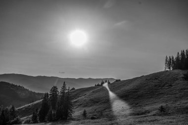 Dağ sırası olan güzel bir manzara.