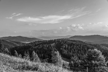 Karpatlar 'daki dağlar. siyah ve beyaz.