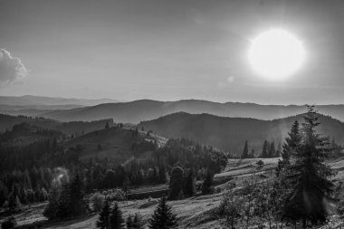 Dağların ardında güzel bir gün batımı