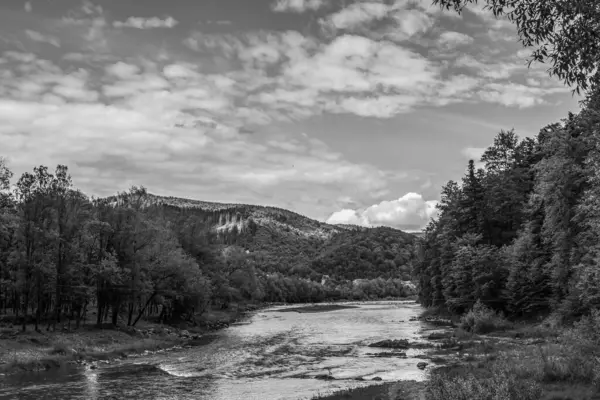 siyah ve beyaz dağ nehri