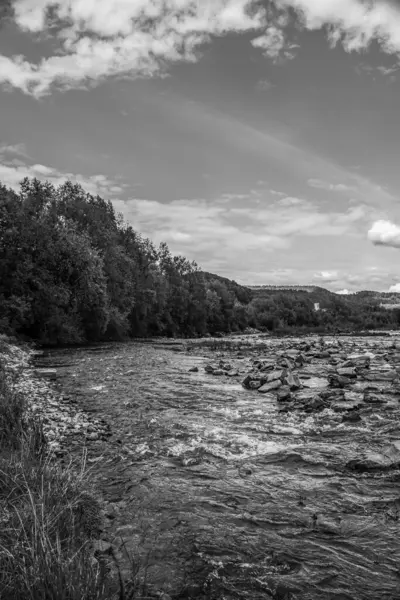 Karpatlar 'da bir dağda nehir