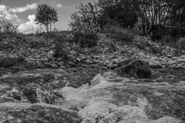 Nehir dağ deresinden akıyor.