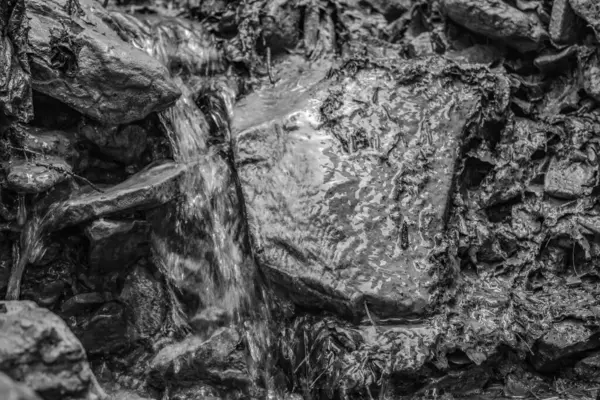 Dağlarda güzel bir şelale