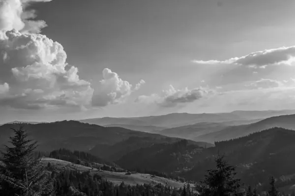 Karpatlar 'da siyah ve beyaz dağlar