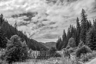 Dağların siyah beyaz fotoğrafı