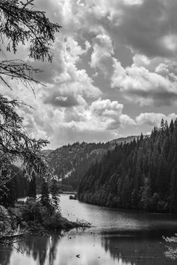 Dağlarda gölü olan güzel bir manzara.