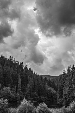 Dağlarda siyah beyaz bulutlar