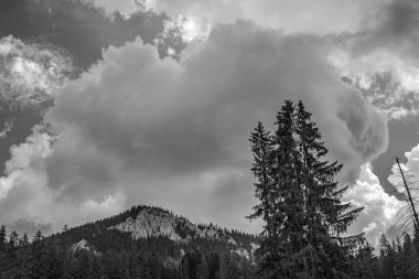 Dağları ve bulutları olan güzel bir manzara