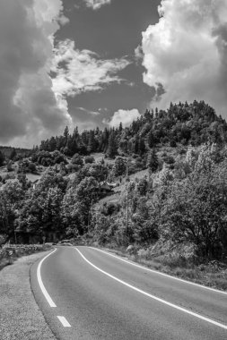 Dağ yolu olan güzel bir manzara