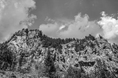 Dağlarda siyah beyaz bulutlar