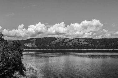 Dağlardaki gölün güzel manzarası