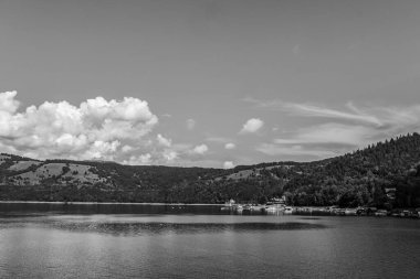 Siyah beyaz güzel göl