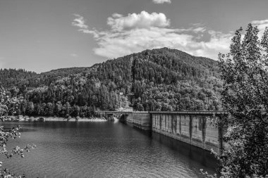 Karpatların dağlarındaki eski ahşap köprünün siyah ve beyaz resmi, Kara Orman, yeşil çimenler