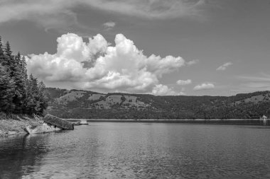 Dağlardaki güzel gölün siyah beyaz görüntüsü.