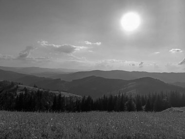 Dağlarda güzel bir günbatımının siyah beyaz fotoğrafı