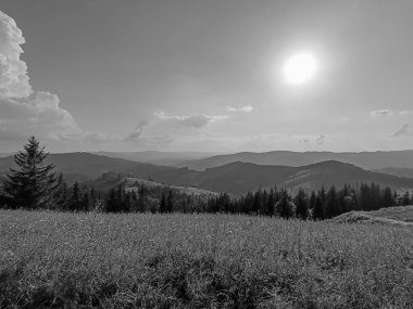 Dağ sırası olan güzel bir manzara.