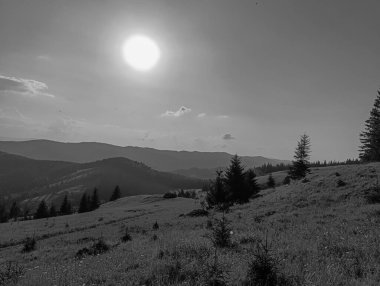 Dağlarda dağları olan güzel bir manzara.