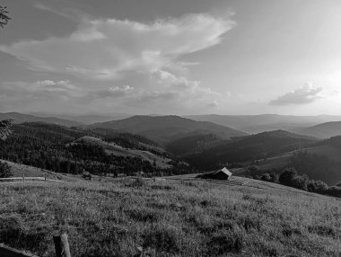 Dağlarda siyah beyaz bulutlar